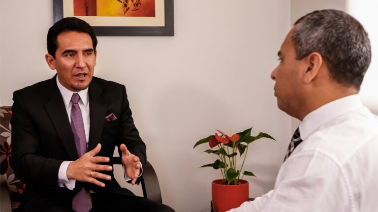 Director de Tarán Perú brindando una sesión de coaching ejecutivo.